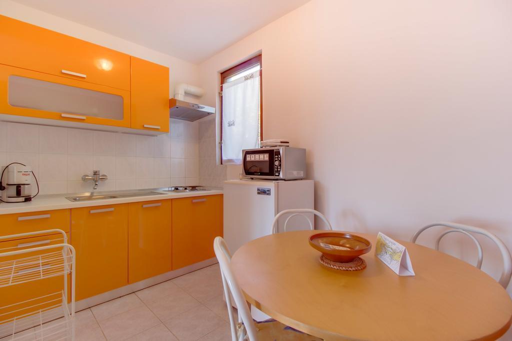 Apartments Villa Julija مالي لوشينغْ الغرفة الصورة