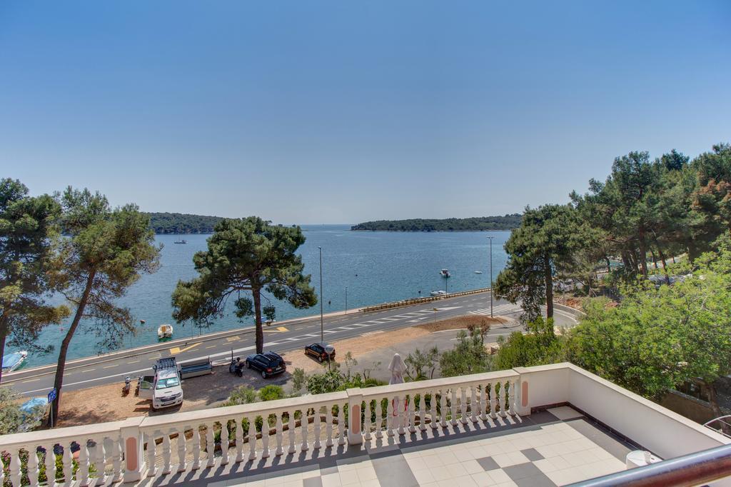 Apartments Villa Julija مالي لوشينغْ الغرفة الصورة