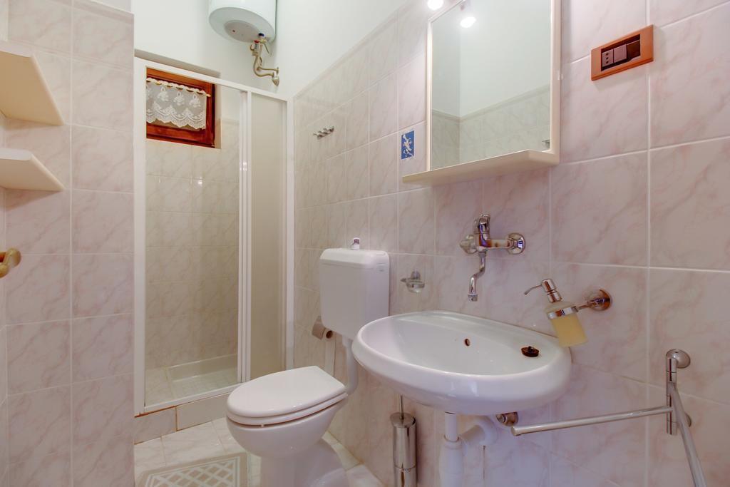 Apartments Villa Julija مالي لوشينغْ الغرفة الصورة