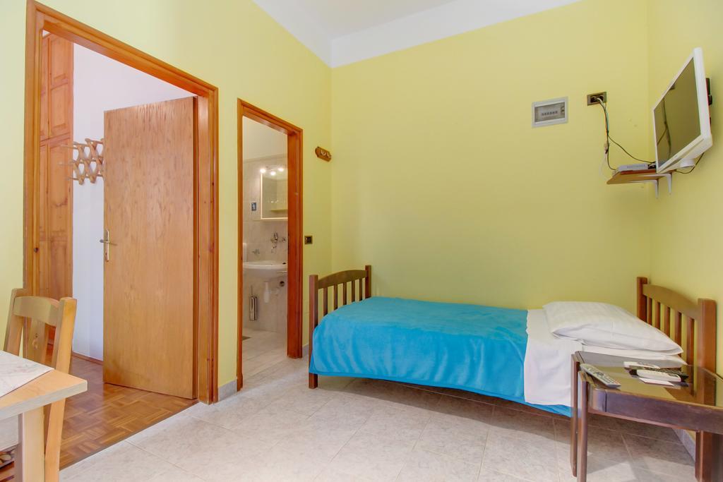Apartments Villa Julija مالي لوشينغْ الغرفة الصورة