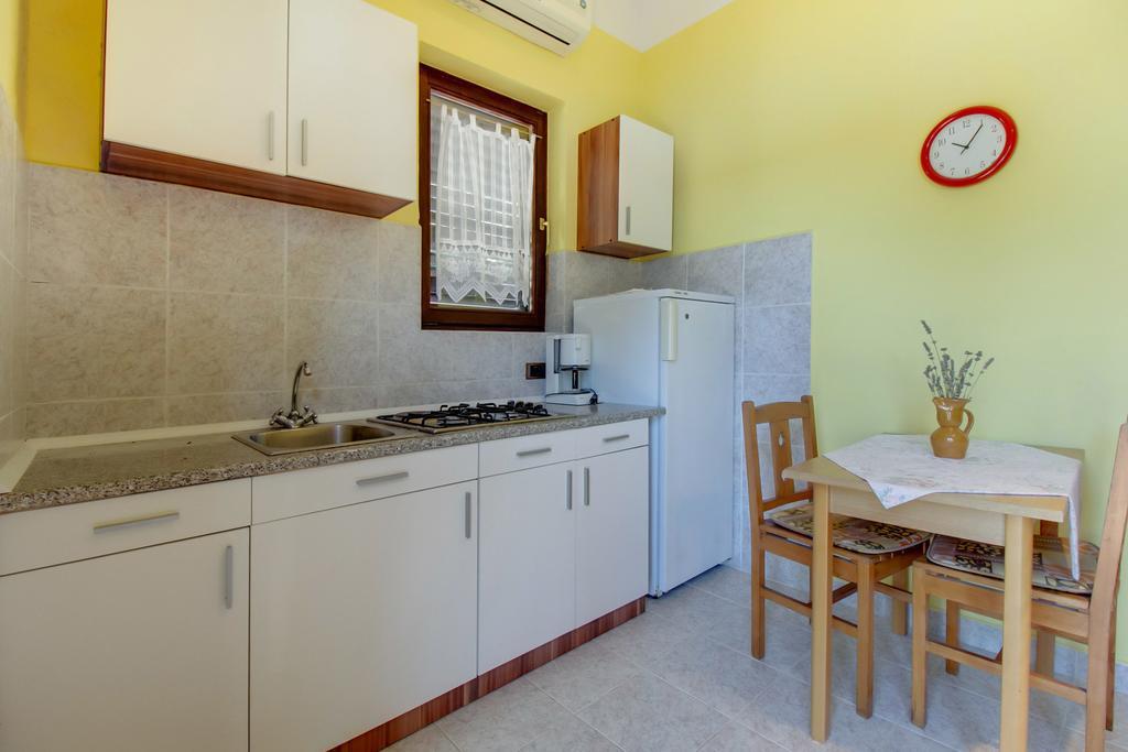 Apartments Villa Julija مالي لوشينغْ الغرفة الصورة