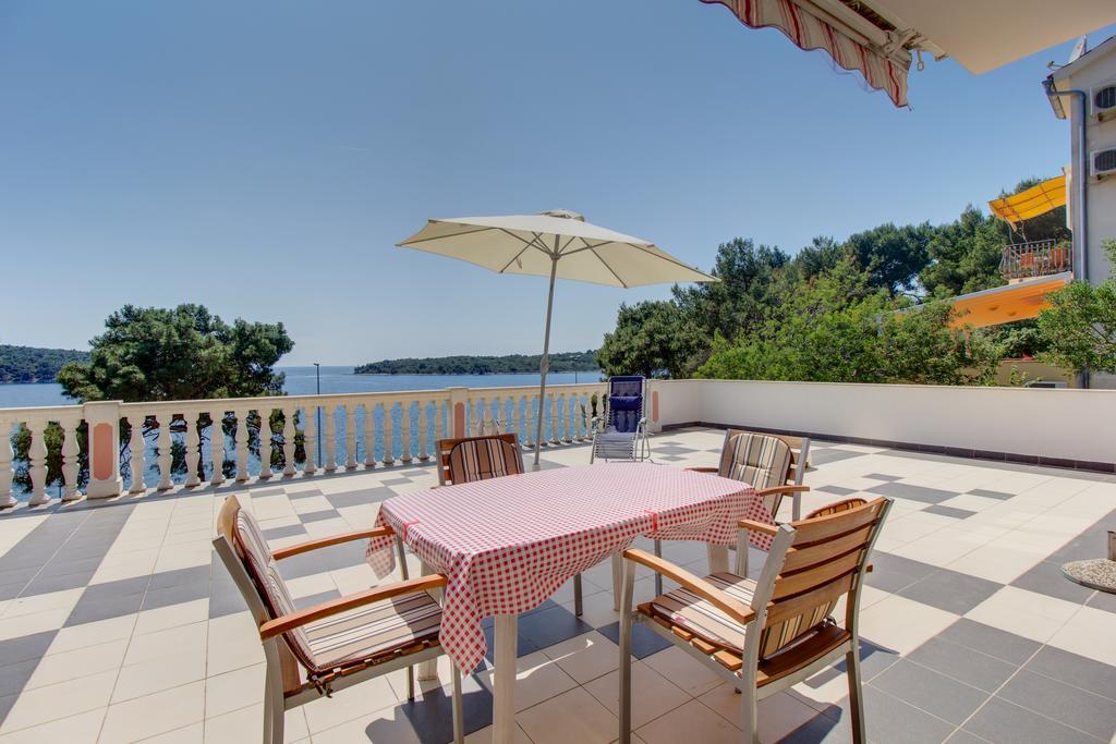Apartments Villa Julija مالي لوشينغْ الغرفة الصورة