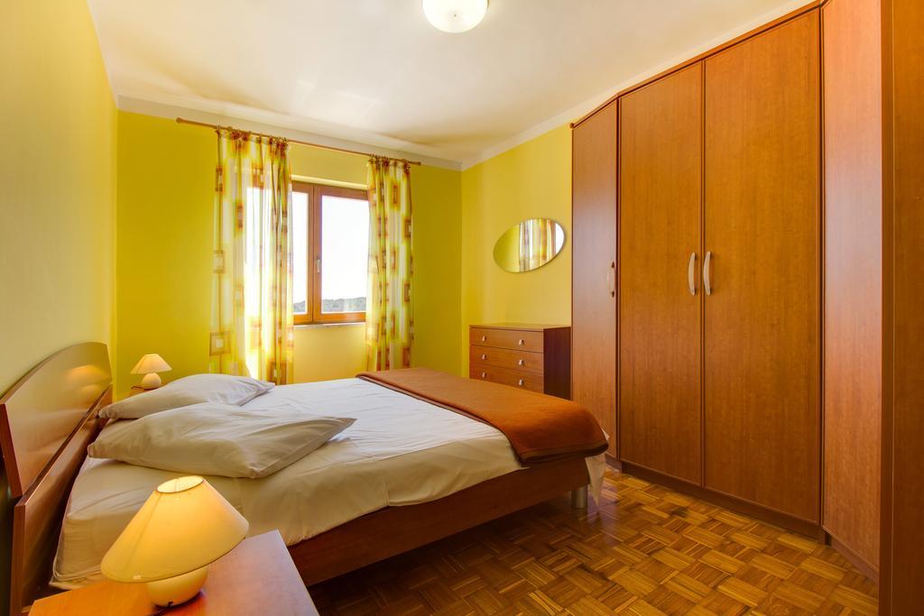 Apartments Villa Julija مالي لوشينغْ الغرفة الصورة